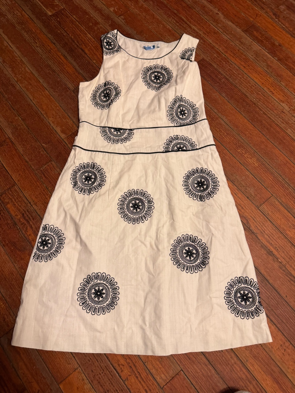 Boden White Sleeveless Dress with Black Sunburst Embroidery size 6